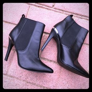 H&M Black leather pointy toe Chelsea Bootie heels